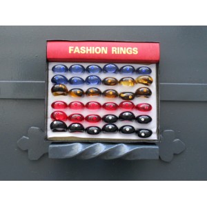 Assortiment de 36 bagues en plastique et strass