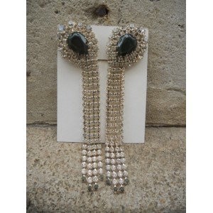 Boucles d'oreilles stars en strass militaires.